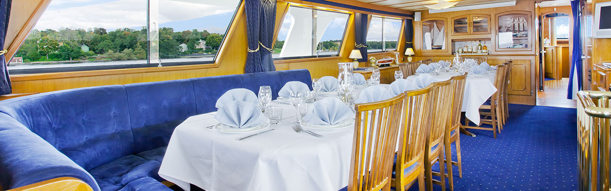 Middagskryssning i Stockholms skärgård | Boka charterbåt